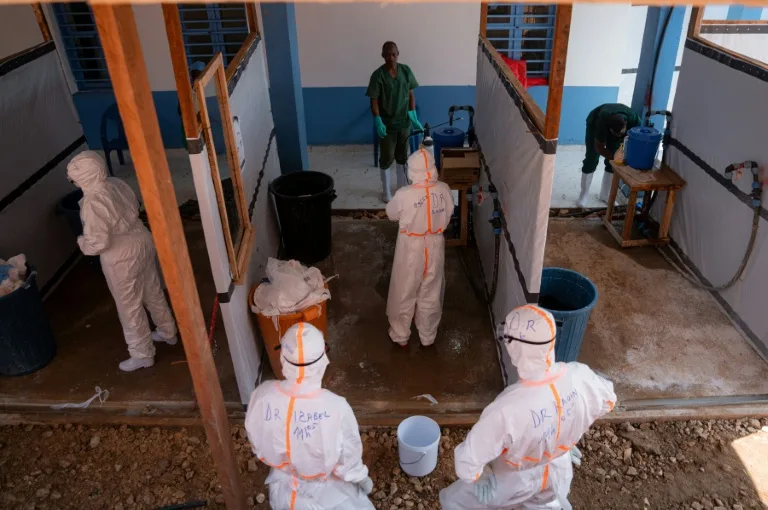 Soignant en tenue de protection dans un centre de traitement d'Ebola en République démocratique du Congo