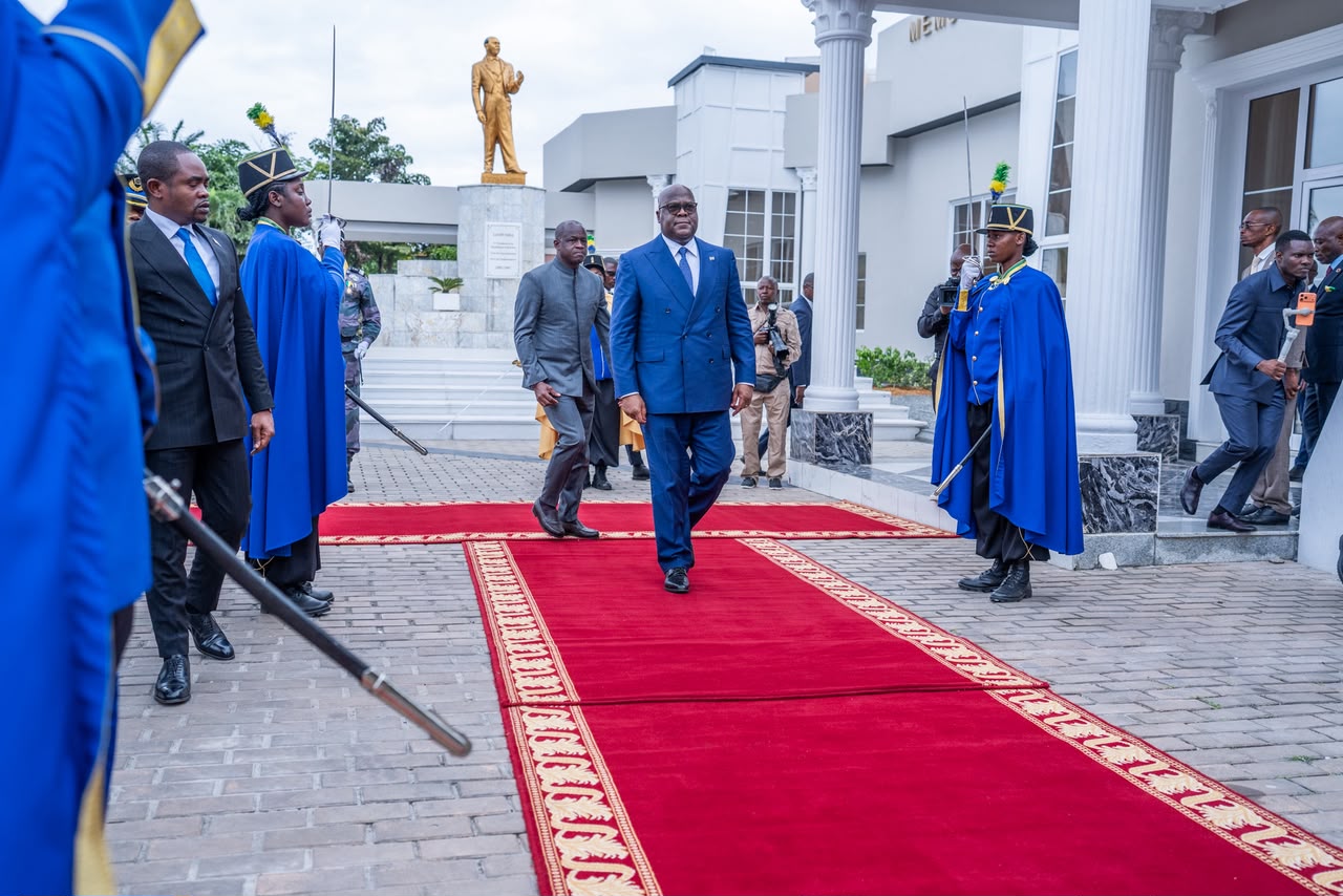 Accueil chaleureux entre Félix-Antoine Tshisekedi et Brice Clotaire Oligui Nguema à l’aéroport de Libreville