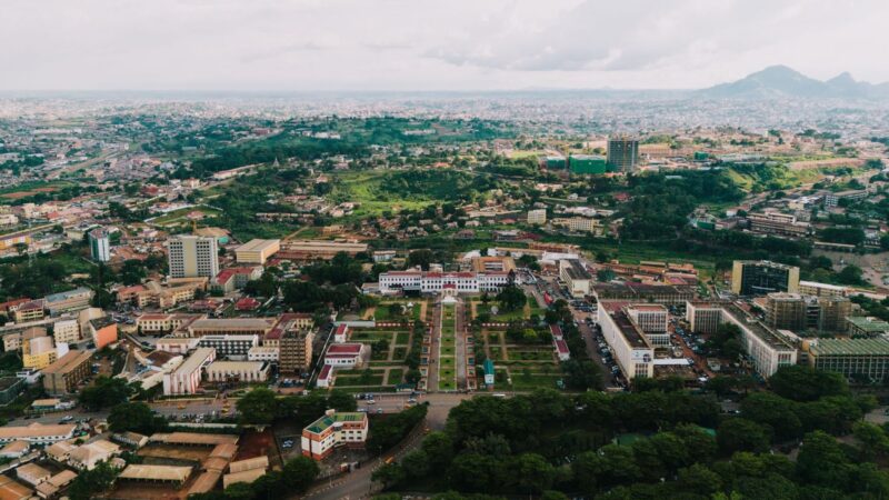 Cameroun : S&P reconduit le B-/B et cible la transition présidentielle comme risque majeur
