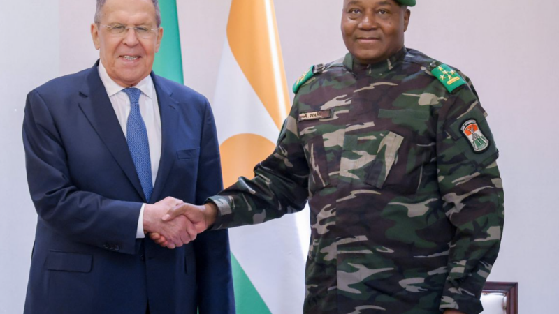 Niger : à Niamey, la rue s&rsquo;en prend au ravitaillement des Russes d&rsquo;Africa Corps