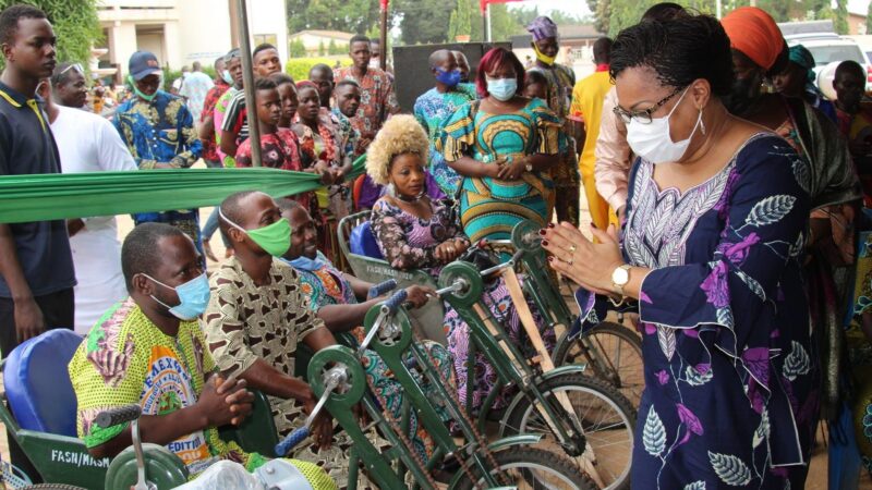 Bénin : la carte d&rsquo;égalité des chances pour les personnes handicapées change concrètement la donne avec 1422 nouveaux bénéficiaires