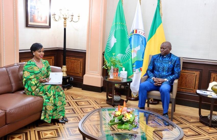 Le président Brice Clotaire Oligui Nguema en discussion avec la ministre Zenaba Gninga Chaning